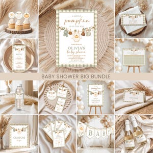 Może przedstawiać: Zestaw papeterii na baby shower z obramowaniem w szałwiową kratkę vichy i ilustracjami dyń. Zawiera zaproszenia, menu, zawieszki, etykiety na butelki, znaki, karty do gier oraz baner z napisem A LITTLE PUMPKIN IS ON THE WAY.