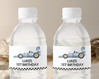Può includere: Due bottiglie d'acqua in plastica trasparente con etichette bianche. Le etichette presentano un'illustrazione ad acquerello blu di un'auto da corsa con il testo "Luke's 1st Birthday" e un bordo a scacchi bianco e nero.