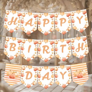Puede incluir: Una pancarta festiva con las palabras "HAPPY BIRTHDAY" en letras naranjas. Cada banderín está decorado con calabazas de acuarela y hojas de otoño. La pancarta está ensartada en hilo, perfecta para una celebración de cumpleaños con temática otoñal.