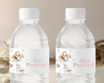 Könnte beinhalten: Zwei durchsichtige Plastikwasserflaschen mit weißen Etiketten. Die Etiketten zeigen eine Comic-Illustration von Alice aus Alice im Wunderland, mit dem Text "Alice's Wonderland".