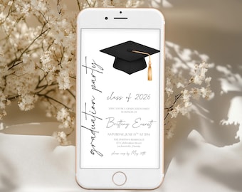 Può includere: Uno smartphone mostra un invito a una festa di laurea. L'invito presenta un cappello di laurea nero con una nappa dorata, il testo "class of 2026" e i dettagli dell'evento. Il telefono è circondato da fiori bianchi.