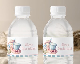 Könnte beinhalten: Zwei durchsichtige Plastikwasserflaschen mit weißen Etiketten. Die Etiketten zeigen eine Aquarell-Illustration einer Teetasse, einer Teekanne und eines Hutes mit dem Text "Alice's Wonderland".