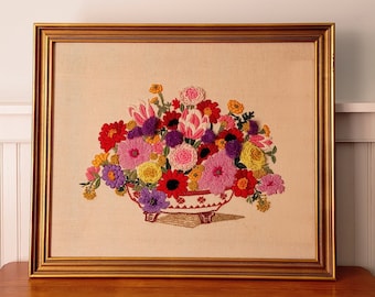 Grote Vintage Floral Crewel / Mid Century Mod Bowl of Flowers Borduur / Lente warme tinten Gerber Madeliefjes, Goudsbloemen, Rozen Crewel