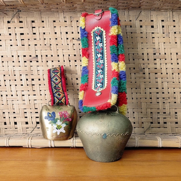 Deux cloches à vache suisses vintage/chèvre en laiton trychel alpin, cloches de vache avec ruban brodé coloré et bracelet en cuir à franges souvenir