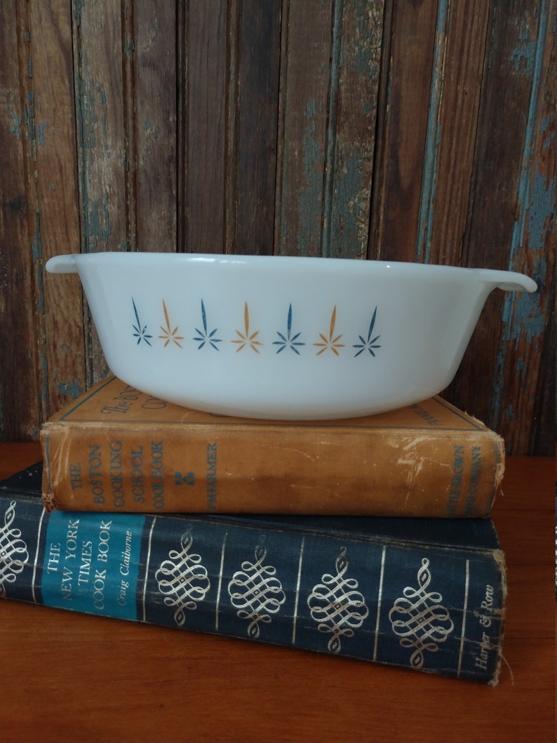 Vintage Anchor Hocking Fire King 1950/'s Candle Glow 1.5 Quart Round Baking Dish Mid Century Milk Glass Casserole Dish Atomic Age Dish