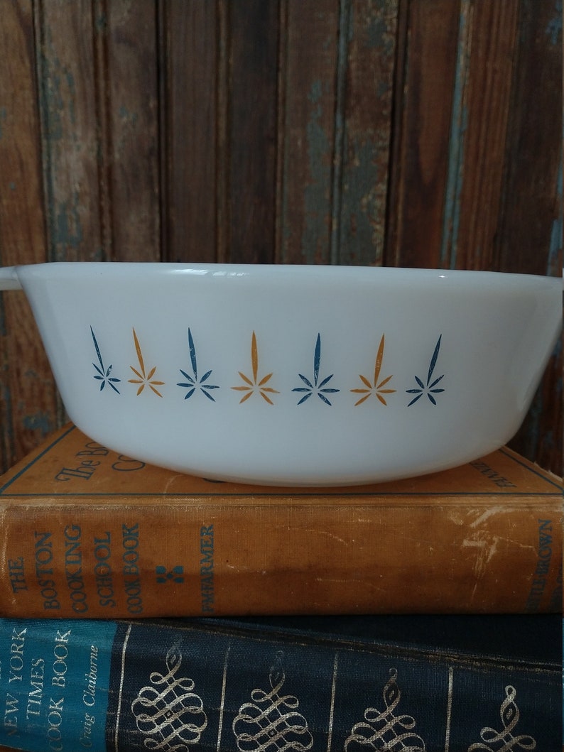 Vintage Anchor Hocking Fire King 1950/'s Candle Glow 1.5 Quart Round Baking Dish Mid Century Milk Glass Casserole Dish Atomic Age Dish