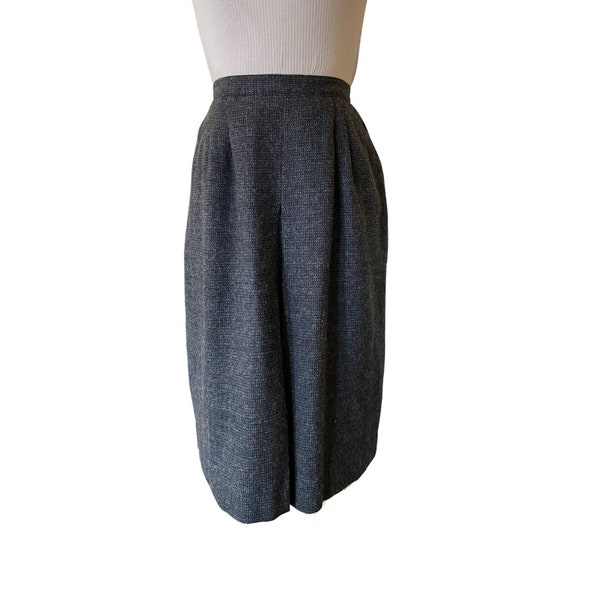 Vintage 1980s Unbranded wool blend skirt. Vintage size 5/6, Pockets, kick pleat in front, Lined