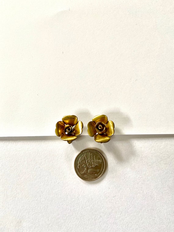 Sweet tiny gold tone vintage rose clip on earrings - image 2