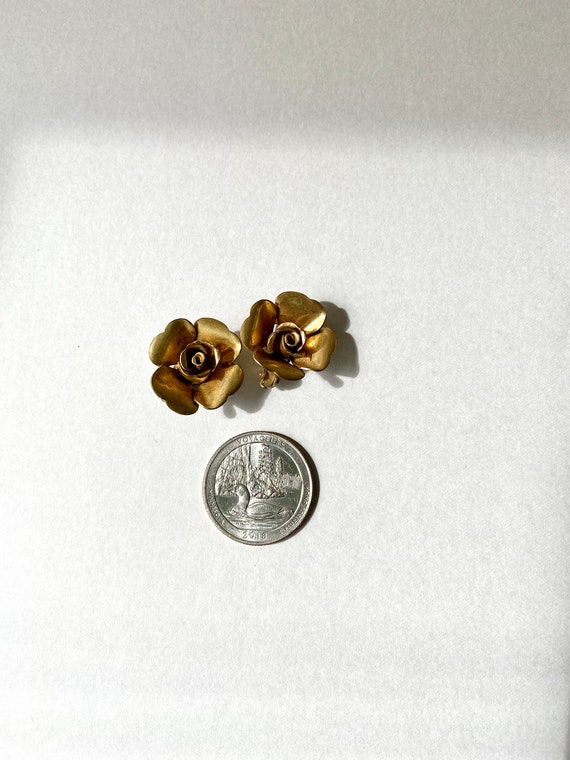 Sweet tiny gold tone vintage rose clip on earrings - image 5