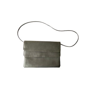 Cartera vintage de cuero gris de los años 70 con correa para el hombro, broches de latón, dos bolsillos, bolsillo interior con cremallera para monedas, sin marca