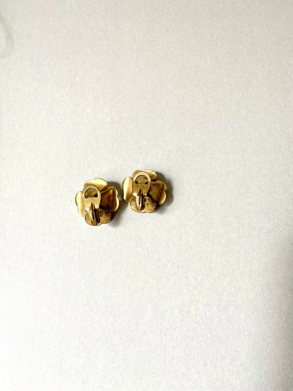 Sweet tiny gold tone vintage rose clip on earrings - image 6