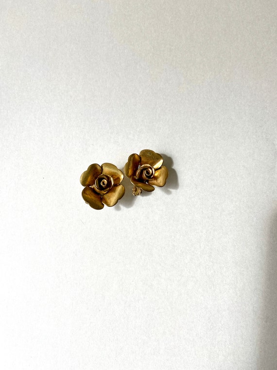Sweet tiny gold tone vintage rose clip on earrings - image 4
