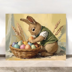 Pode incluir: Um coelho castanho com um colete verde e mangas de camisa brancas alcança ovos de Páscoa coloridos e estampados dentro de uma cesta de vime. A cena inclui talos de trigo sobre um fundo pintado em tons suaves de amarelo e creme.