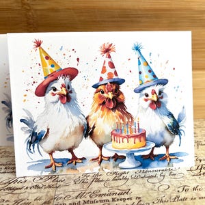 Cartão de aniversário de galinha engraçada, galinhas bobas com chapéus de festa e bolo, cartões de aniversário para crianças, cartão de aniversário para crianças