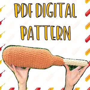 Peut inclure: Un modèle de crochet pour un jouet en peluche en forme de corndog. Le modèle est disponible en téléchargement numérique PDF. L'image montre un jouet en peluche en forme de corndog crocheté tenu par deux mains.