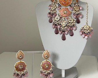 Indian Kundan Purple set with earrings and tikka.  Indian choker, Indian jewellery, Purple choker set. Indian statement set, Kundan choker