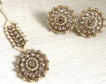Ensemble de boucles d'oreilles et tikka arrondies indiennes ou asiatiques en or, bijoux indiens, bijoux, bijoux indiens, ensemble de boucles d'oreilles en or, ensemble tikka en or, ensemble rond