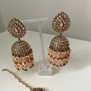 Asian/ Indian/ Pakistan silver/yellow/ pink Jhumka/jhumki earrings with tikka.  Indian jewelry, jhumka earrings, Bollywood,statement jewelry