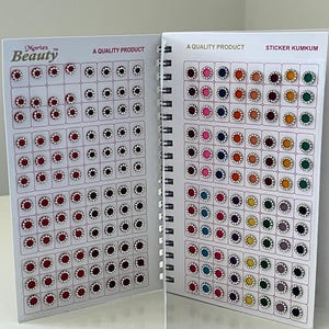 Puede incluir: Dos libros abiertos con espiral que muestran puntos de kumkum adhesivos de colores. El libro de la izquierda presenta puntos rojos, mientras que el libro de la derecha muestra una variedad de colores. El texto "A Quality Product" es visible en ambos libros.