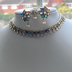 Conjunto multicolorido indiano/paquistanês com brincos e tikka em diversas cores. Joias indianas, joias asiáticas, conjunto de polki simples, conjunto dourado.