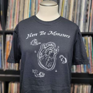 Hier be Monster | Herz Map Shirt | KartografieShirt | Geschenke für Sie | Bequemes weiches Shirt | Fantasy Map Shirt von HappyNerdyShirtCo