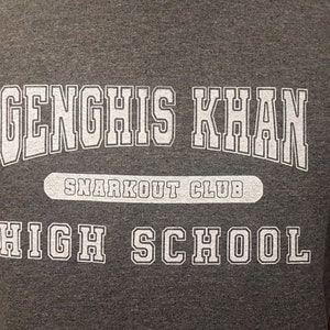 Genghis Khan High School - Snarkout Club Varsity | Uniseks Pinkwater Book Lover-shirt | YA-fictiecadeau van Happy Nerdy/HappyNerdyShirtCo