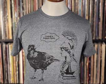 Ich brauche größere Büste - Edgar Allan Poe Raven | Buch-Liebhaber-T-Shirt | Scherz-Shirt | Lustiges gemütliches Horror Geschenk von Happy Nerdy/HappyNerdyShirtCo