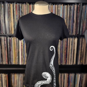 CAMPIONE ECONOMICO! Tentacoli Donna Media Stampa di esempio