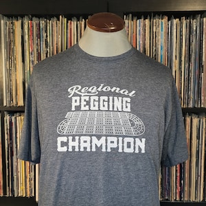 Campeão regional de pegging | Camiseta engraçada | Presente para amantes de cribbage | Piada interna | Camiseta confortável feita à mão | Presente engraçado da Happy Nerdy/HappyNerdyShirtCo