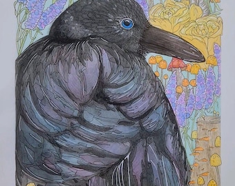 Puede incluir: Un cuervo negro con ojos azules se sienta en un campo de flores amarillas y flores silvestres moradas. El cuervo está de espaldas al espectador, con la cabeza girada para mirar al espectador. También hay setas en el fondo.