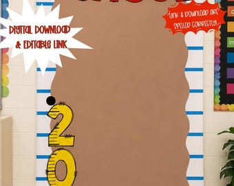 Puede incluir: Una pancarta vertical con fondo blanco y líneas horizontales azules que recuerdan a una hoja de papel. El texto dice first day of SCHOOL en negro y rojo. Una gran forma marrón ocupa el centro con los números amarillos 2026 alineados verticalmente.