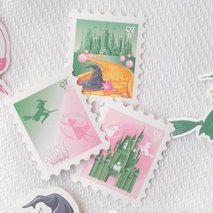 Wicked Movie Stamp inspirierte wasserfeste glänzende oder holografische Aufkleber | Elphaba, Glinda, Hexen | Brocante, Oz | Riley Rudd Co.