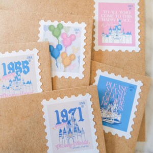 Pode incluir: Uma cole&ccedil;&atilde;o de selos postais em estilo vintage com imagens de parques da Disney. Os selos incluem imagens de um castelo, bal&otilde;es do Mickey Mouse e texto como "1955" e "Disney World". Os selos s&atilde;o afixados em envelopes castanhos.