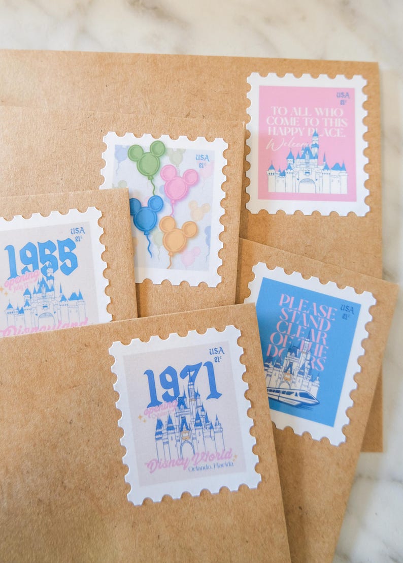 Pode incluir: Uma cole&ccedil;&atilde;o de selos postais em estilo vintage com imagens de parques da Disney. Os selos incluem imagens de um castelo, bal&otilde;es do Mickey Mouse e texto como "1955" e "Disney World". Os selos s&atilde;o afixados em envelopes castanhos.