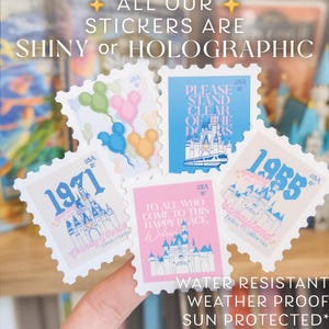 Pode incluir: Uma cole&ccedil;&atilde;o de autocolantes brilhantes e hologr&aacute;ficos com designs da Disney. Os autocolantes apresentam castelos, bal&otilde;es do Mickey Mouse e texto que diz "1971" e "1955". Os autocolantes s&atilde;o resistentes &agrave; &aacute;gua, &agrave;s intemp&eacute;ries e protegidos do sol.