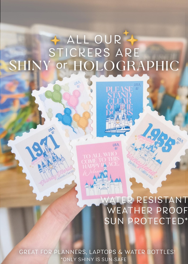 Pode incluir: Uma cole&ccedil;&atilde;o de autocolantes brilhantes e hologr&aacute;ficos com designs da Disney. Os autocolantes apresentam castelos, bal&otilde;es do Mickey Mouse e texto que diz "1971" e "1955". Os autocolantes s&atilde;o resistentes &agrave; &aacute;gua, &agrave;s intemp&eacute;ries e protegidos do sol.
