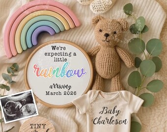 Può includere: Annuncio di nascita con un arcobaleno di legno, un orsacchiotto all'uncinetto, scarpine e un body con il nome "Baby Charleson". Include il testo "We're expecting a little rainbow arriving March 2026".