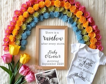 Può includere: Un arcobaleno fatto di fiori di carta colorati circonda un cartello incorniciato di bianco con il testo "There is a rainbow after every storm. Baby O'Connor Arriving September 2025". Un body bianco con il testo "Hand picked for Earth by my brother Matthew in Heaven" è su una superficie bianca e pelosa. Un'immagine di ecografia in bianco e nero si trova nell'angolo in basso a sinistra.