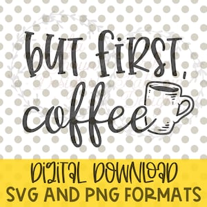 Könnte beinhalten: Schwarzweißes digitales Download-Grafik mit dem Text "But first, coffee" und einem stilisierten Bild einer Kaffeetasse. Der Text "Digitaler Download SVG und PNG Formate" befindet sich am unteren Rand des Bildes.