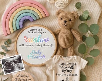 Può includere: Annuncio nascita con un arcobaleno di legno, un orsacchiotto all'uncinetto, un body con testo e un telaio da ricamo incorniciato con testo. Il body recita "hand picked for Earth by my Brother Jackson in Heaven."