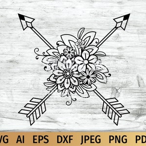 Puede incluir: Diseño gráfico en blanco y negro de dos flechas cruzadas con un diseño floral en el centro. El diseño floral presenta una variedad de flores y hojas.
