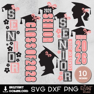 Peut inclure: Plusieurs motifs numériques sur le thème de la remise de diplômes en noir et rose. Les motifs comprennent des chapeaux de graduation, le texte "SENIOR 2026", "CLASS OF 2026" et des éléments floraux. L'image comprend également le texte "10 DESIGNS".