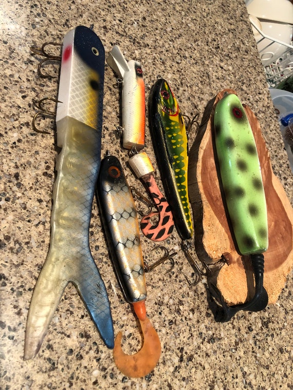 Leurres De Pêche Vintage Lot De 7 Vieux Bois 1 Avec Poids Plomb Devant