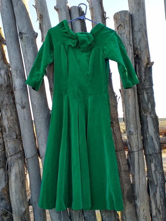 The Vintage Velvet Dress (Dark Green)