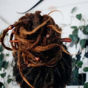 Sonnenblumen Haarspange mit Holzstab sandalholz 2in1 mit Holzperlen Dreadschmuck Dreadlocks Rastalocks Dreads Accesoires Rastazöpfe imagen 5