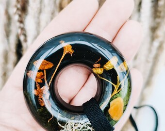 Dreads Dreadlocks Zopf &quot;SCHWARZ&quot; echte Pilze Blumen Harz Dreadschmuck Rastalocken Klammer Zubehör Unikat Dreads Krawatte Haarband