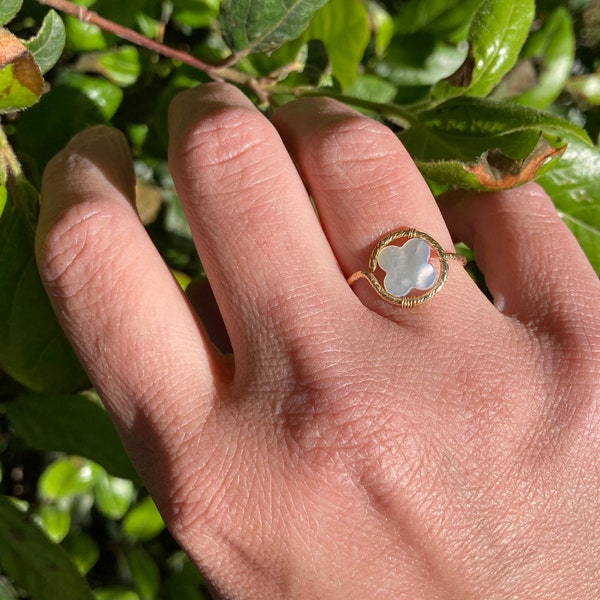 Bague gold filled et trèfle en nacre blanche