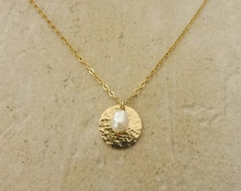 Hammered disc necklace and cultured pearl - gold-filled - Fine necklace - Gift for her