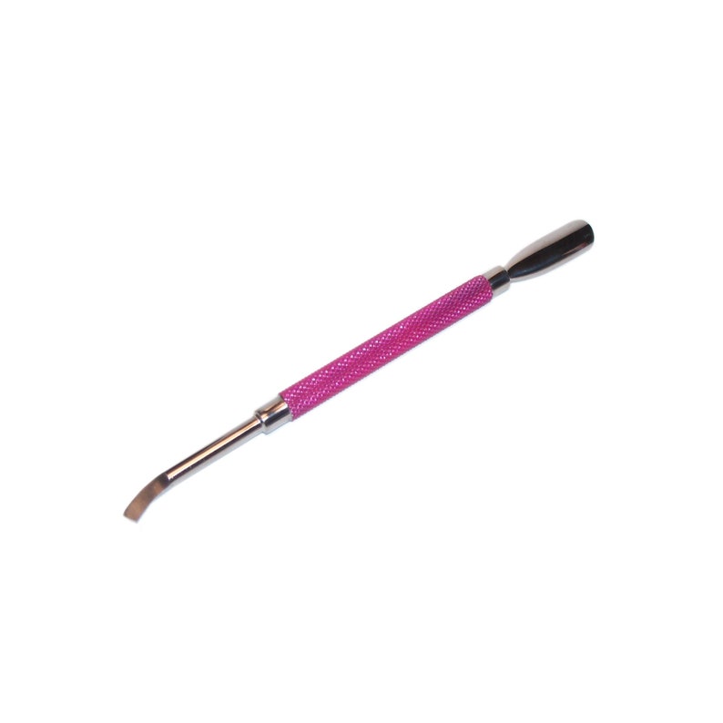 Pode incluir: Uma ferramenta de empurrador de unhas rosa com uma ponta de metal. A ferramenta &eacute; usada para empurrar as cut&iacute;culas para tr&aacute;s e limpar debaixo das unhas.