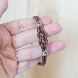 Bracelet noeud celtique cool pour homme et femme fait main avec du cuir véritable et de l'argent sterling 925, une idée cadeau de bijoux unique pour maman et papa Walnut Brown